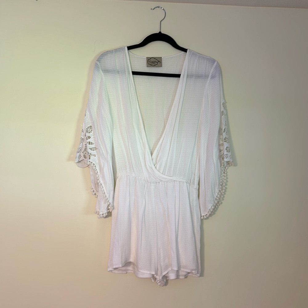 White romper, size medium. By Deja Vu